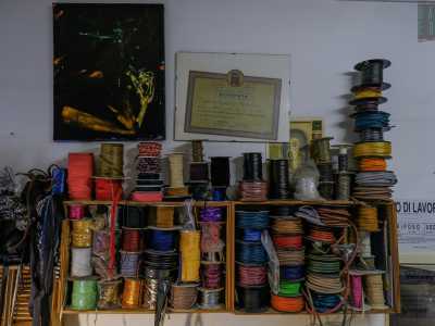 Sulla parete di destra campeggiano decine di rocche colorate, impilate una sull�altra...
